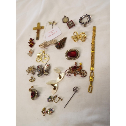 192 - A small selection of costume jewellery to include silver filigree brooches etc