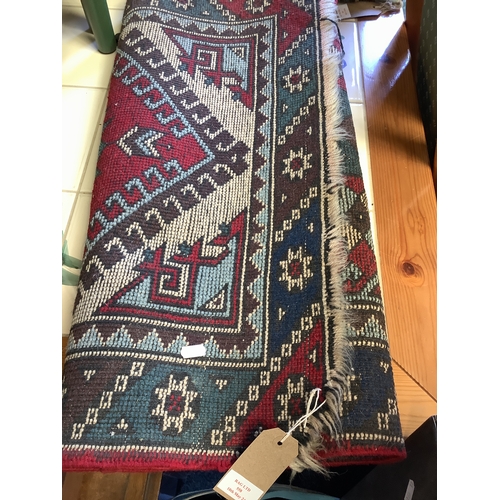 558 - A red and blue good quality vintage carpet runner approx 8ft 4 x 26