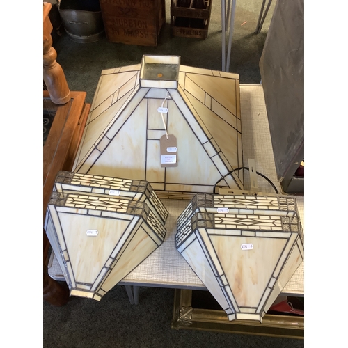 623 - A Tiffany style lamp shade together with four matching wall pockets and fittings