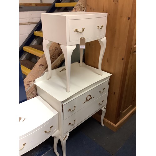 528 - A white painted chest of two short drawers with a pair of bedside cabinets