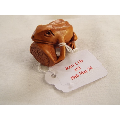 193 - A hand carved boxwood netsuke of a frog signed to base
