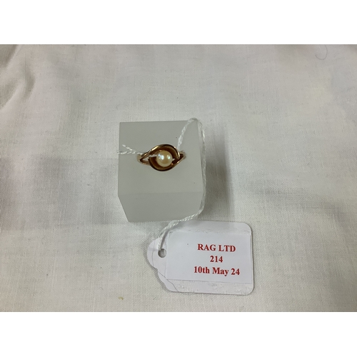214 - A 9ct gold ring inset with single pearl, size M