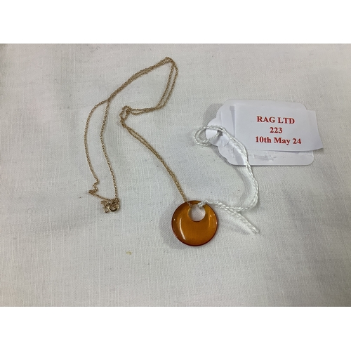 223 - A 14k gold necklace with an amber pendant