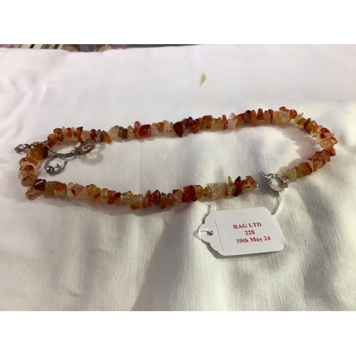 228 - A Quartz necklace with a silver clasp and drop