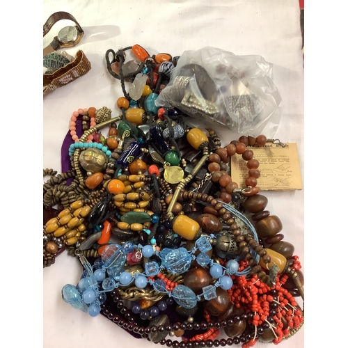 231 - A mixed selection of costume jewellery necklaces