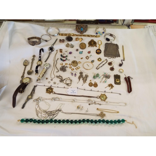 286 - A box of assorted costume jewellery and a chain link evening purse