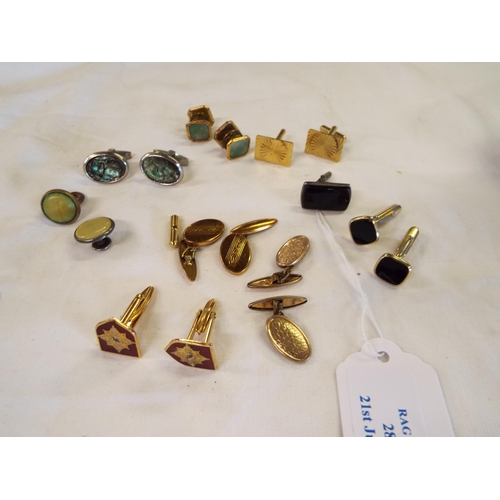 287 - A mixed selection of vintage cufflinks