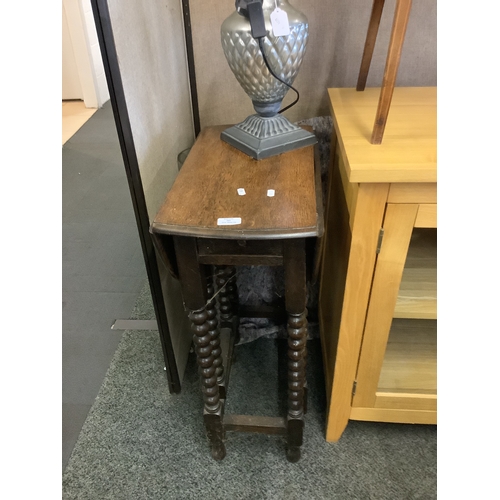 503 - An oak drop leaf table with bobbin turned supports