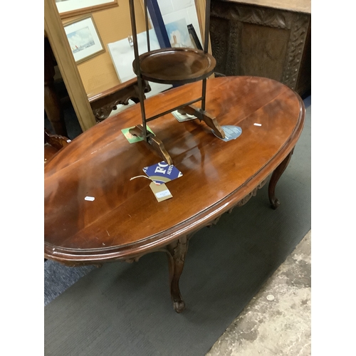 522 - A stained wood oval coffee table resting on cabriole legs