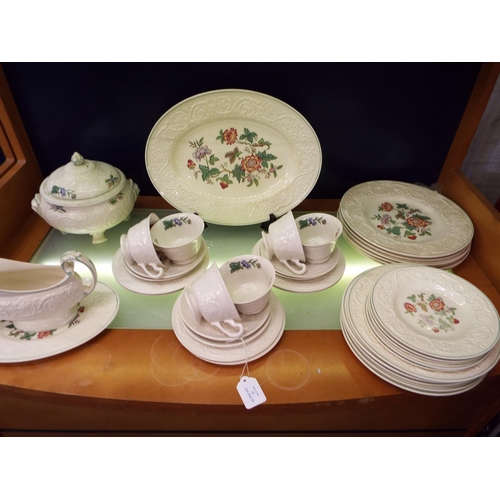 32 - A Wedgwood 'Tapestry' part dinner ware to include meat platter, gravy jug, dinner plates, tureen, cu... 