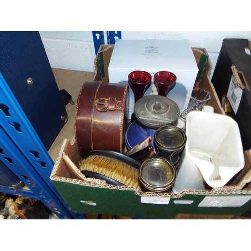 423 - A box of assorted items to include a Bell's Scotch Whisky jug, a pair of etched glass vases, a  boxe... 