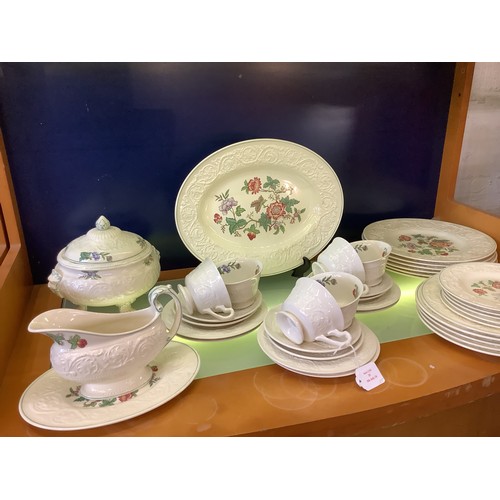 33 - A Wedgwood 'Tapestry' part dinner ware to include meat platter, gravy jug, dinner plates, tureen, cu... 