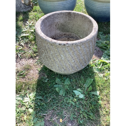 285 - A large concrete garden pot