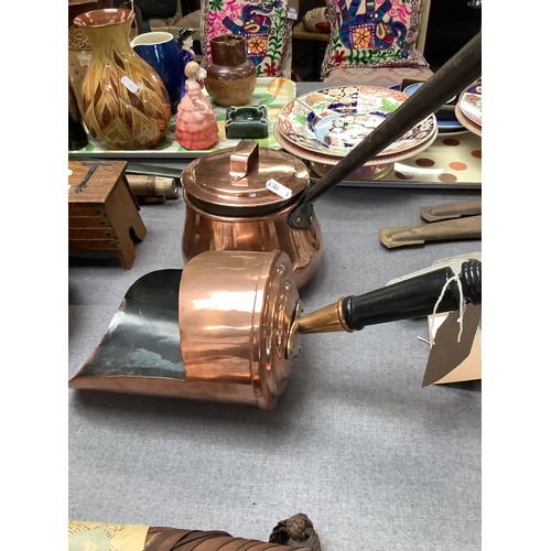 354 - An antique copper scoop and a copper long handled lidded pan