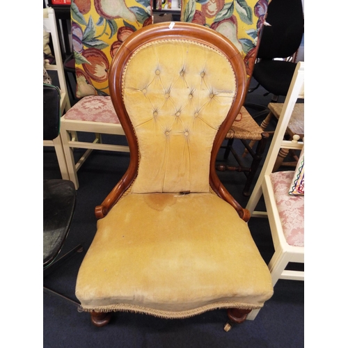 501 - A Victorian walnut spoon and button back chair resting on turned supports