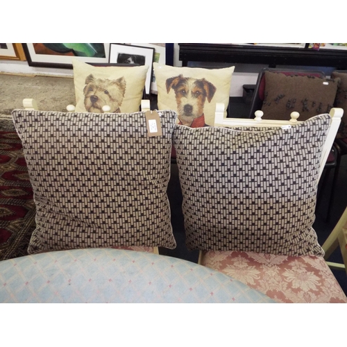 505 - A pair of good quality cushions