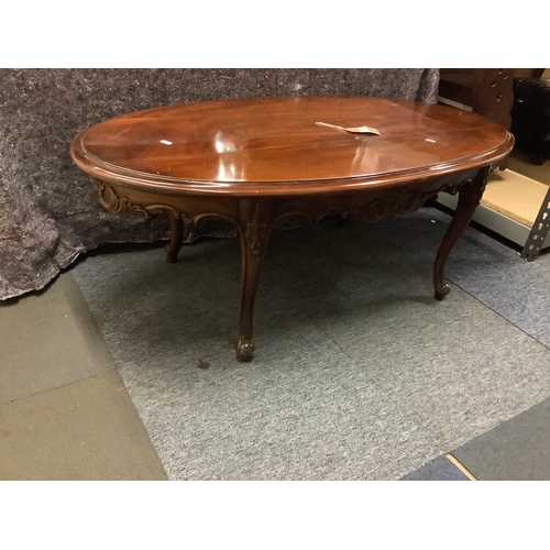 528 - A stained wood oval coffee table resting on cabriole legs