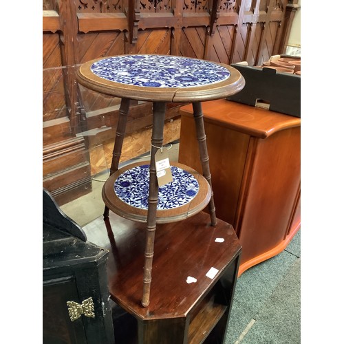 543 - A small round tri-pod table inset with a blue china top and shelf