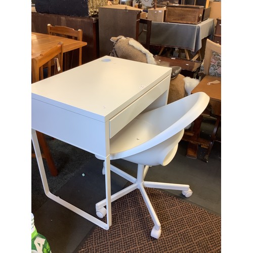 552 - A white desk together with a white plastic swivel chair