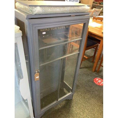 553 - A grey painted glass display cabinet with glass shelves