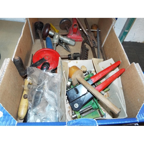 407 - A mixed selection of vintage tools