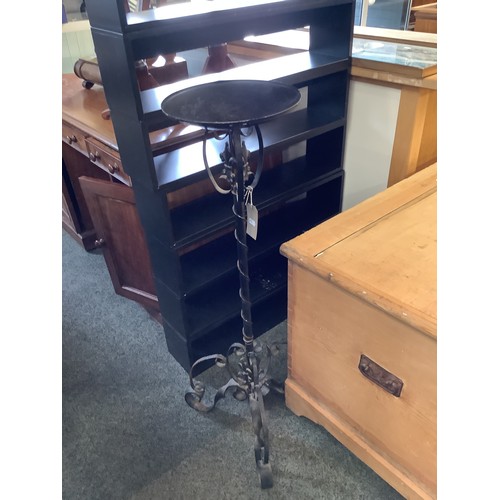 523 - An ornate iron pot stand