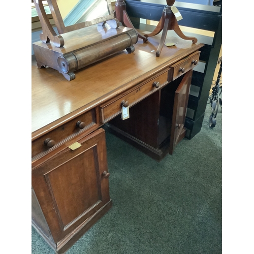 527 - A Victorian mahogany pedestal desk the top having three drawers above two cupboards