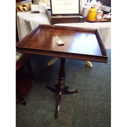 529 - A Georgian mahogany wine table with a turned column and splay legs