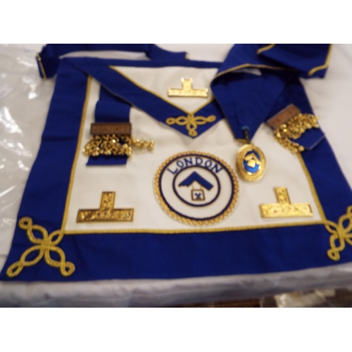 201 - A Masonic apron and sash