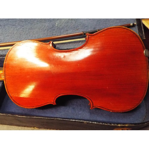 337 - A full size vintage violin and bow in a hard case