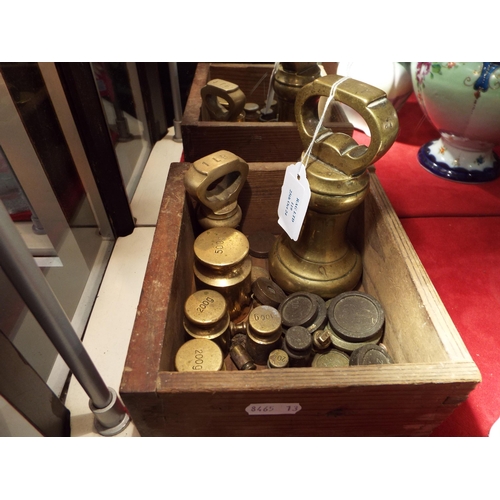 119 - A selection of vintage weights to include a brass 4lb weight, a 2lb weight, gram weights etc