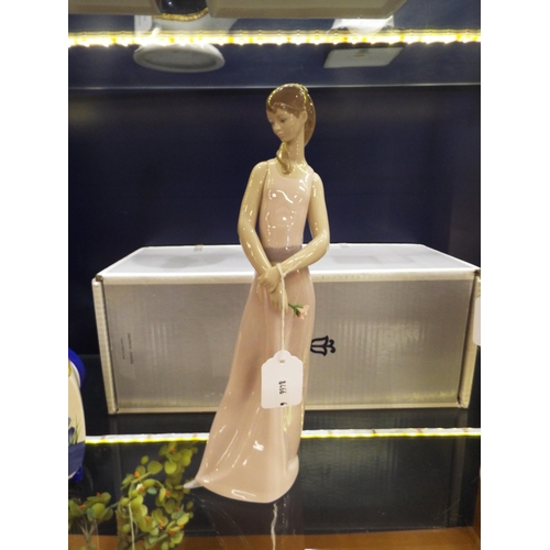 24 - A boxed Lladro figurine 'La Dama De Rosa' No 6857