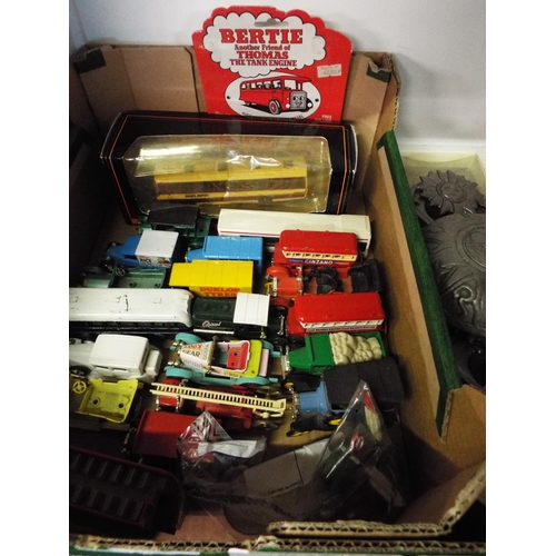 323 - A mixed selection of assorted die-cast vehicles and accessories to include Matchbox, Corgi, Lledo ex... 