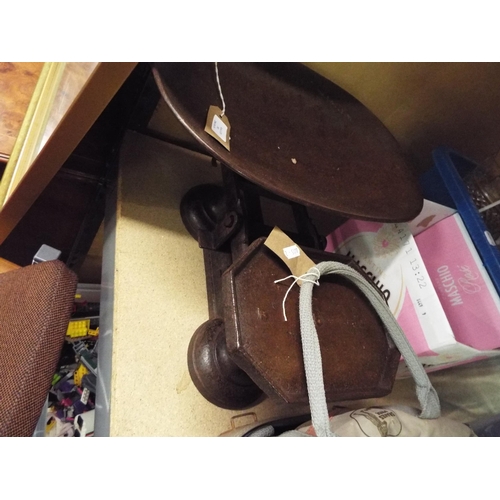 392 - A set of vintage grocer's scales with weights