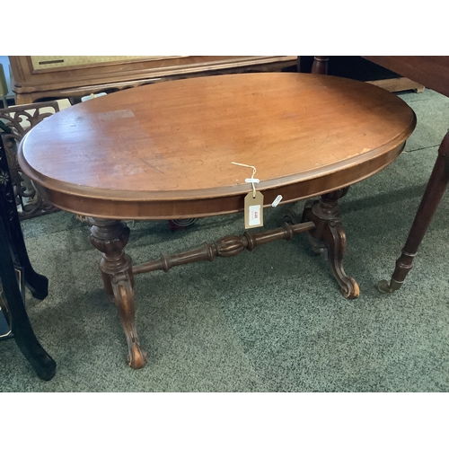 448 - A mahogany oval shaped coffee table