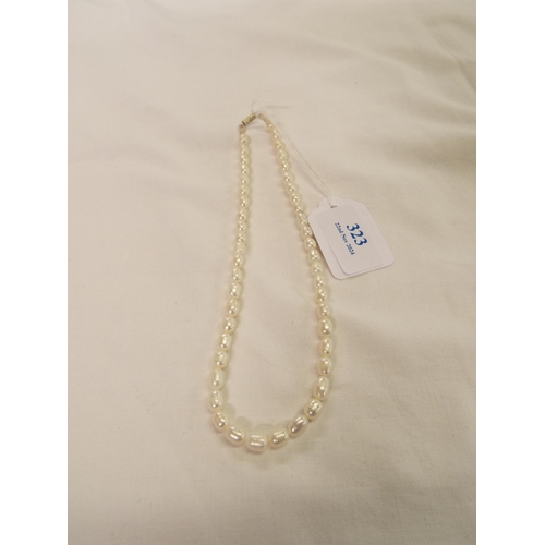 323 - A vintage pearl necklace