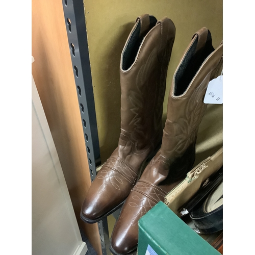 604 - A pair of brown leather Wrangler cowboy boots size 41