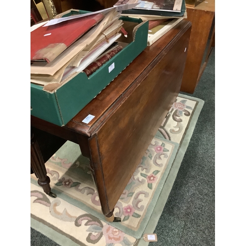 636 - A Victorian mahogany drop-leaf table