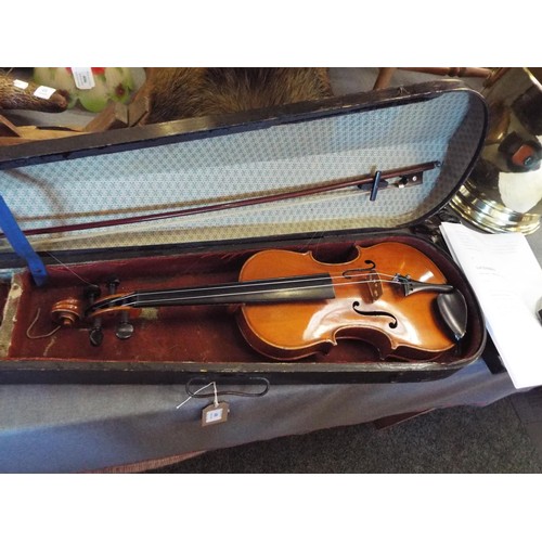 408 - A good quality vintage violin with case and bow