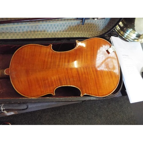 408 - A good quality vintage violin with case and bow