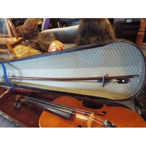 408 - A good quality vintage violin with case and bow