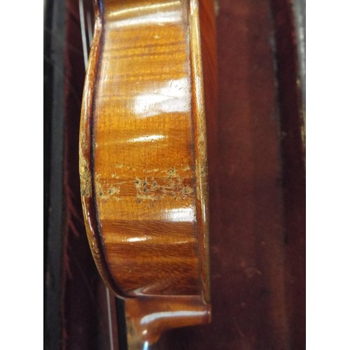 408 - A good quality vintage violin with case and bow