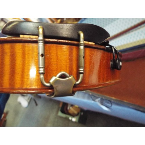 408 - A good quality vintage violin with case and bow