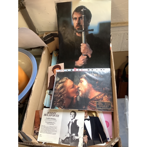 87 - A mixed selection of TV and film ephemera to include photo's, magazines, etc