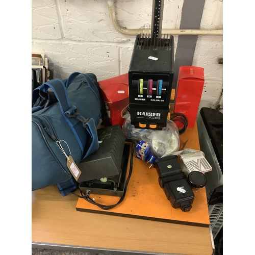 573 - A selection of vintage camera gear to include Kaiser VCL60 etc