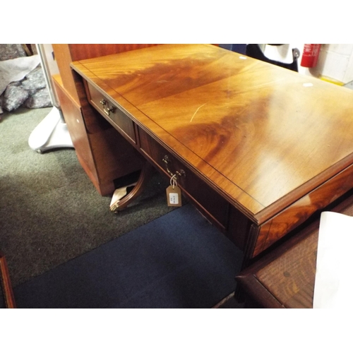 437 - A reproduction drop leaf sofa table