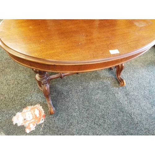 493 - A mahogany oval shaped coffee table