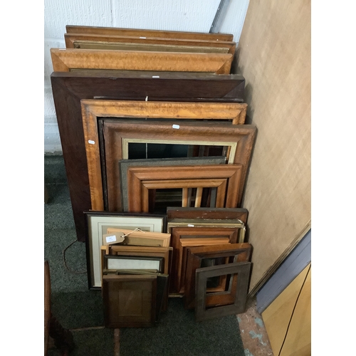 399 - A large selection of vintage frames in various sizes