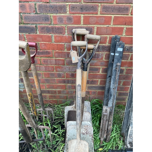 525A - Six vintage garden shovels/spades