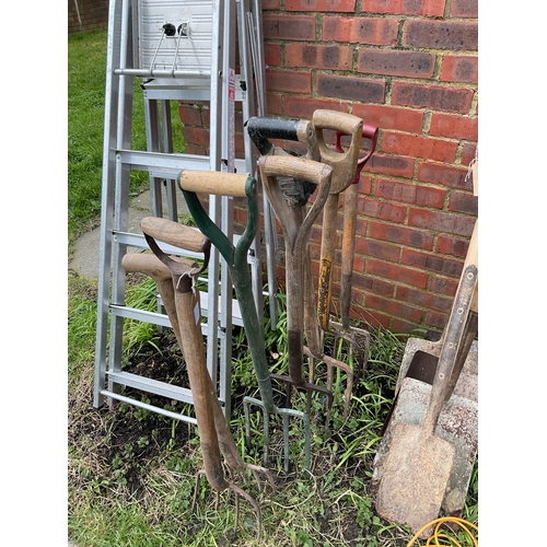 526A - Seven vintage garden forks